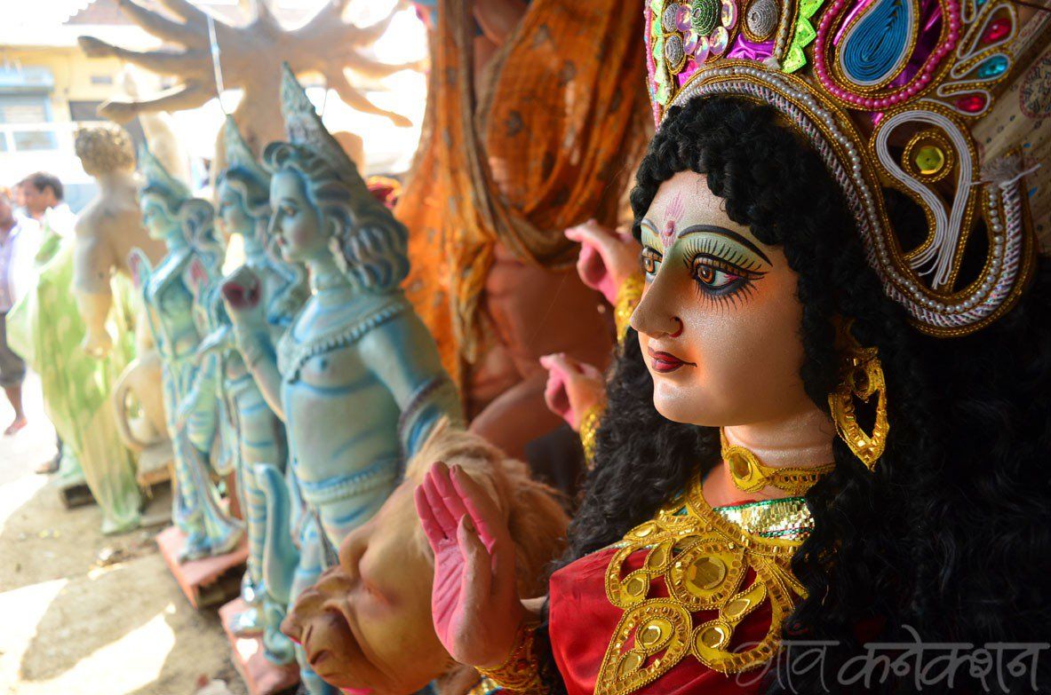 बंगाल से आये कारीगर बनाते हैं देवी प्रतिमा