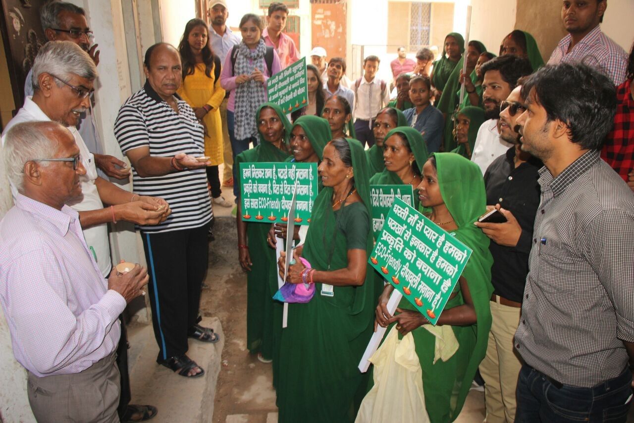 गांव की महिलाओं ने शहर के लोगों को ईको फ्रेंडली दिवाली मनाने के लिए किया जागरूक