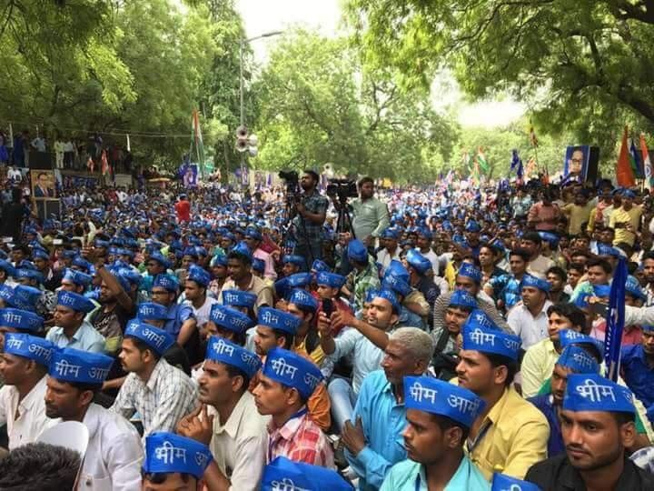 सहारनपुर विवाद : भीम आर्मी के समर्थन में जंतर मंतर पर हजारों लोगों का प्रदर्शन