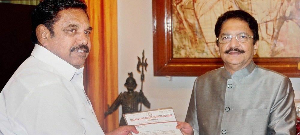 तमिलनाडु के राज्यपाल सी विद्यासागर राव से मिलकर पलानिस्वामी ने सरकार बनाने का दावा पेश किया, 15 दिन में पेश करना होगा बहुमत