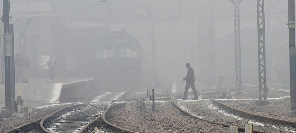 घने कोहरे से 107 रेलगाड़ियां देरी से चल रही हैं, चार रद्द की गई