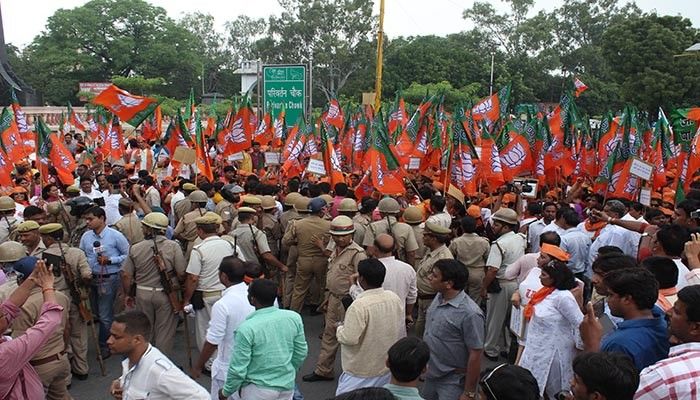 लखनऊ में BJP महिला मोर्चा का BSP के खिलाफ ज़बर्दस्त प्रदर्शन