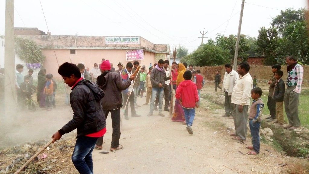 #स्वयंफेस्टिवल: अपने गाँव को स्वच्छ बनाने के लिए हाथ में झाड़ू लेकर आगे आए ग्रामीण