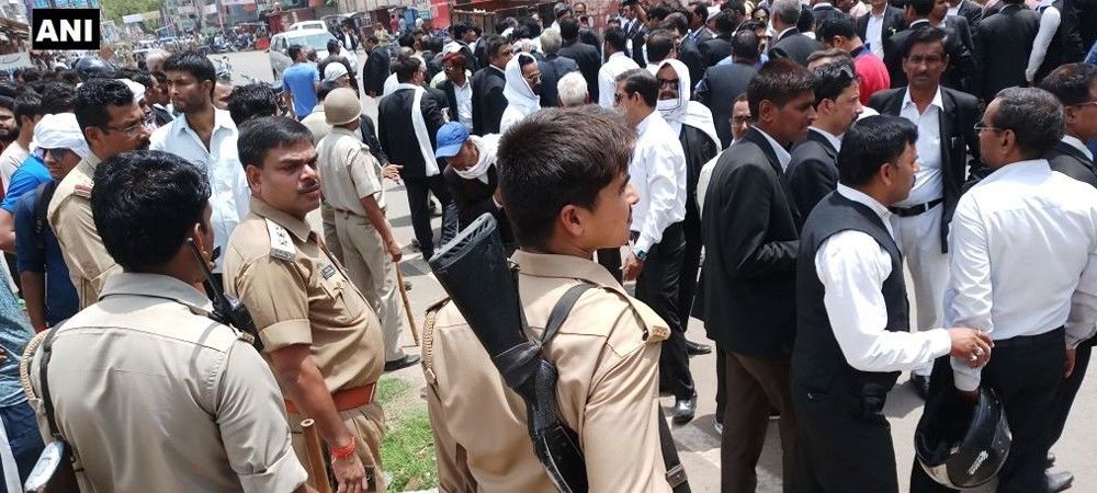 इलाहाबाद: दिन दहाड़े वकील की गोली मारकर हत्या, वकीलों ने की आगजनी
