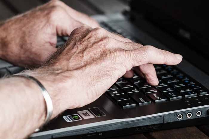 बुजुर्गों को डिजिटल के प्रति साक्षर करने की कोशिश