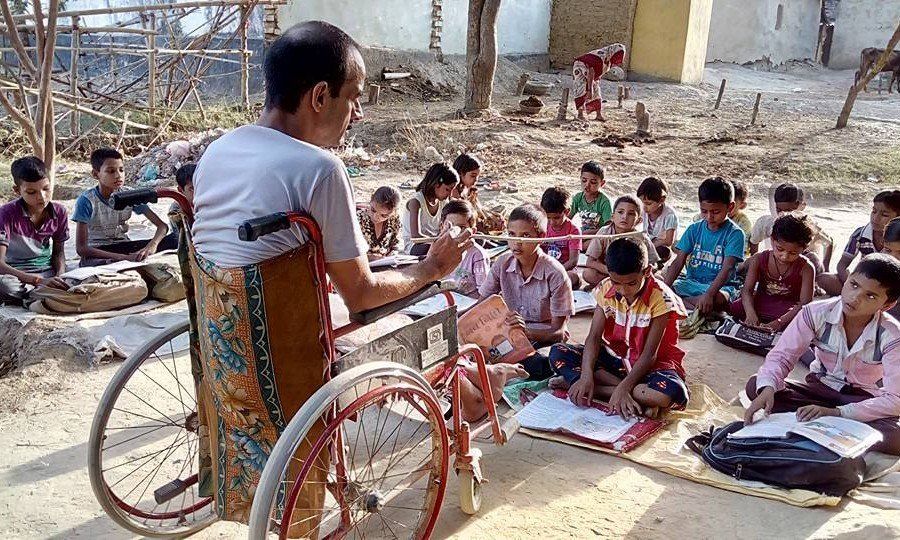 गोपाल खण्डेलवाल, 18 वर्षों से व्हीलचेयर पर बैठकर हजारों बच्चों को दे चुके मुफ्त में शिक्षा