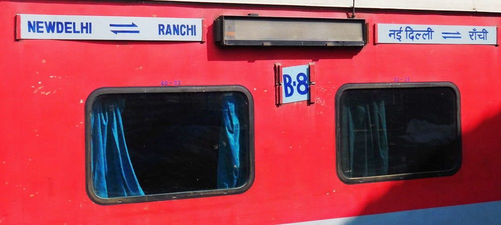 दिल्ली में राजधानी ट्रेन का इंजन, पावर कोच पटरी से उतरा, उत्तर प्रदेश में शक्तिपुंज एक्सप्रेस की सात बोगियां पटरी से उतरी  