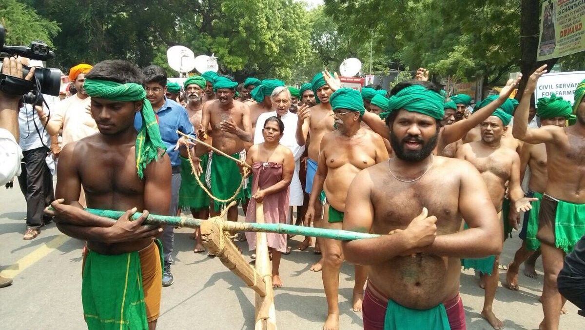 तमिलनाडु के किसानों ने विरोध का अपनाया अनोखा तरीका