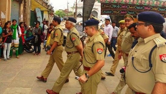 यूपी : दुर्गा पूजा और मोहर्रम पर पुलिस चप्पे-चप्पे पर मुस्तैद  