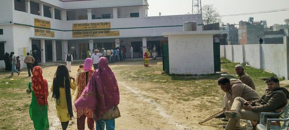 उत्तर प्रदेश विधानसभा चुनाव के दूसरे चरण में एक बजे तक 41.2 फीसदी मतदान, कई जगह  ईवीएम में गड़बड़ी की शिकायतें मिलीं