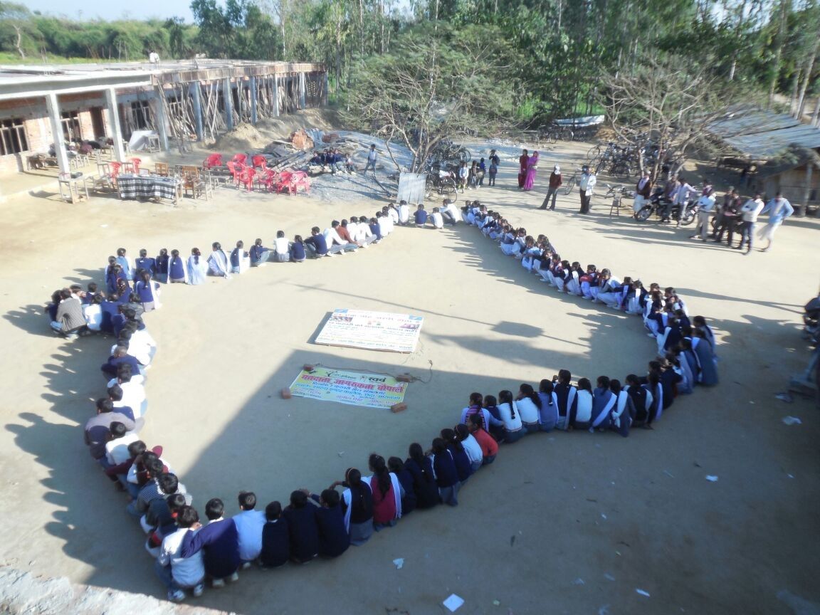 बाराबंकी में छात्रों ने एक किलोमीटर लंबी मानव श्रंखला बनाकर कहा, जाति-धर्म नहीं विकास के लिए देंगे वोट