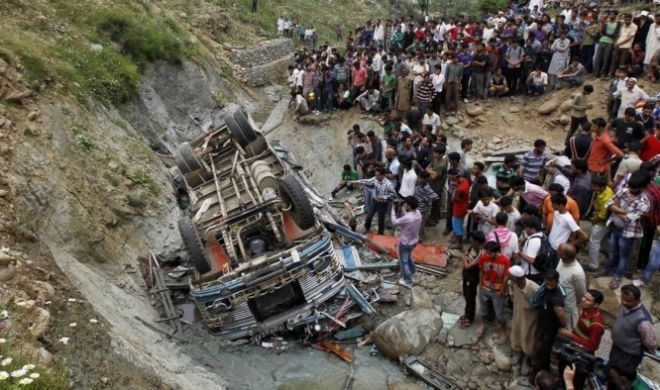 हिमाचल प्रदेश में भीषण भूस्खलन की चपेट में आईं दो बस, 15 की मौत   