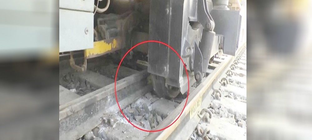 रेल ट्रैक ठीक करने वाली मशीन पटरी से उतरी, रेलवे प्रशासन में मचा हड़कंप