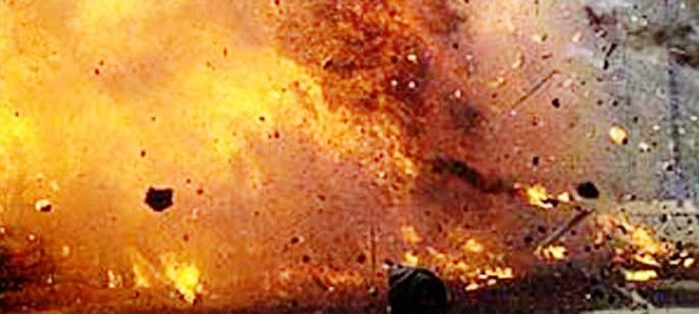 प्रेशर बम विस्फोट में सीआरपीएफ अधिकारी शहीद, जवान घायल 