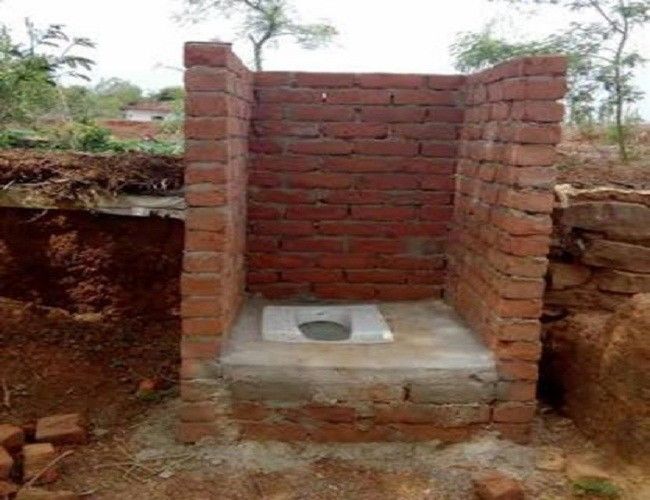 औरैया में शौचालय निर्माण          में धांधली, प्रधान-सेक्रेटरी पर गिरी गाज 