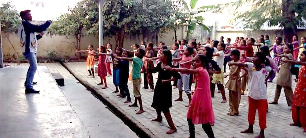 ग्रामीण लड़कियों को सिखा रहे आत्मरक्षा के गुर