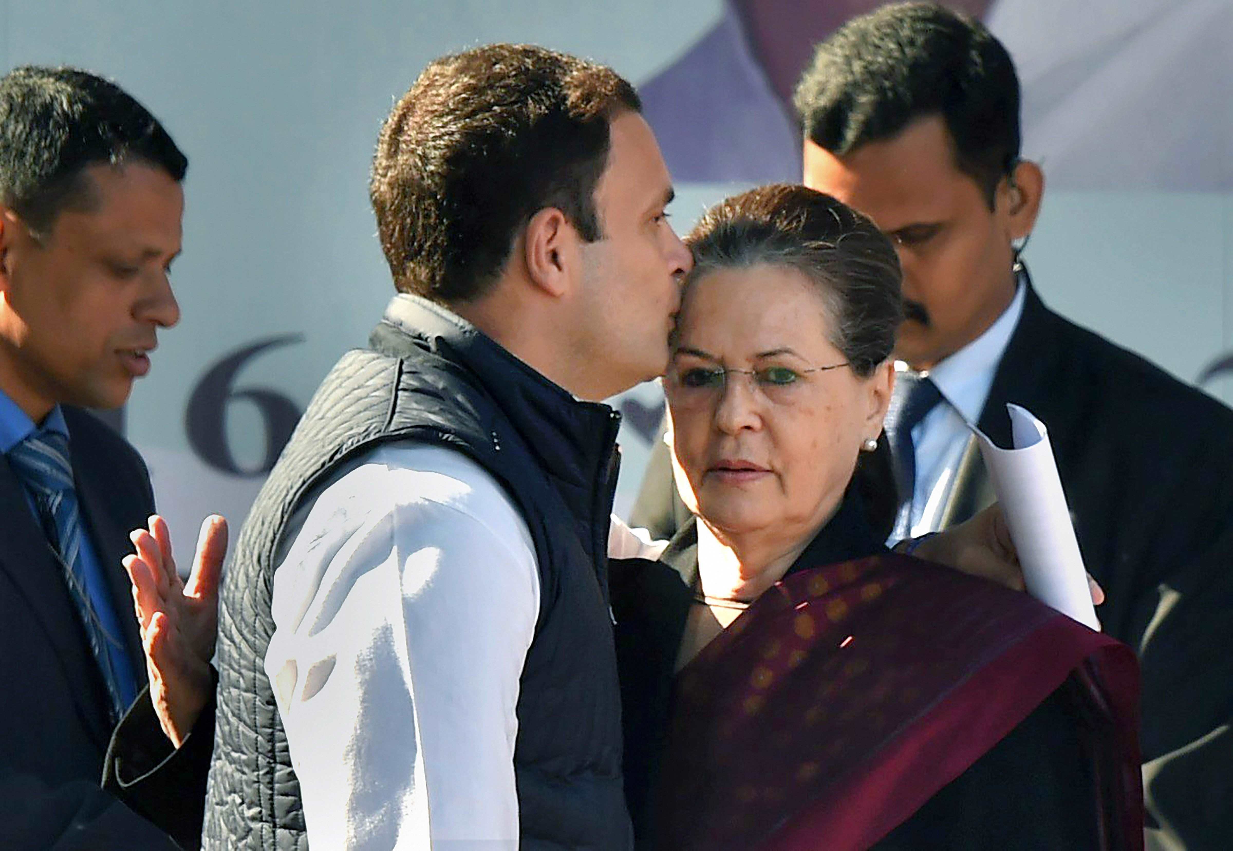 नए कांग्रेस अध्यक्ष राहुल गांधी ने मां का चूमा माथा, देखिए यादगार तस्वीरें