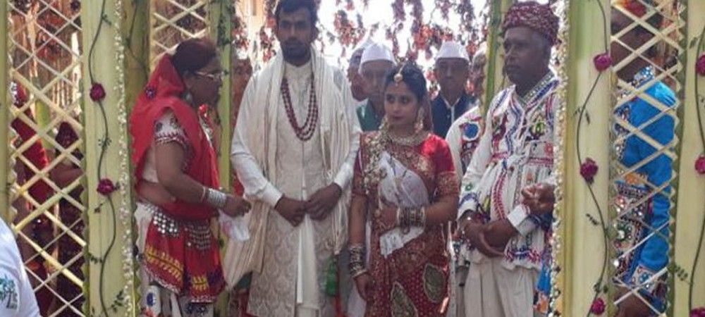 मध्य प्रदेश: इस जोड़े ने अपनी शादी के दौरान आठवां वचन पेड़- पौधों को सहेजने के लिए लिया