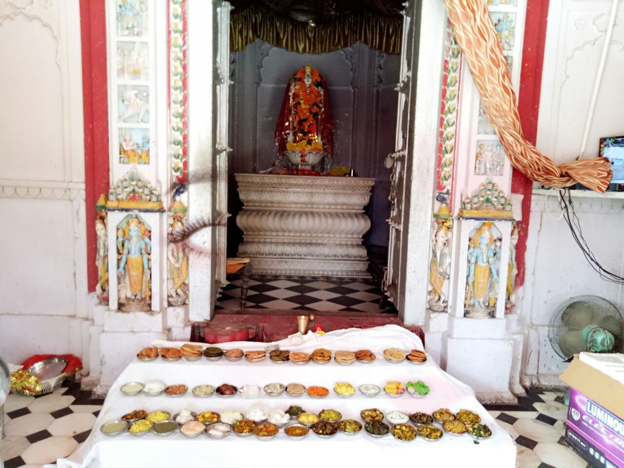 मां अन्नपूर्णा मंदिर में दूर-दूर से आते हैं पर्यटक, मगर नहीं है रुकने का इंतजाम 
