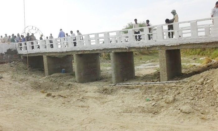 गाँव के विकास के लिए एक व्यक्ति ने बनवाया पुल
