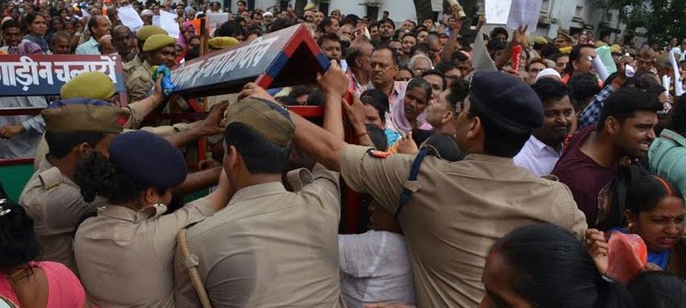 गोरखपुर : सीएम योगी से मिलने के लिए भीड़ में धक्का-मुक्की, कई लोगों को आई चोट