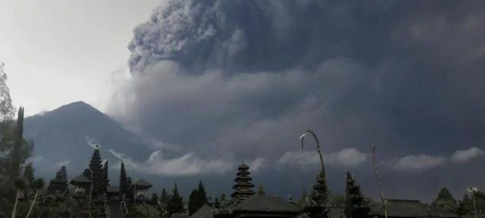 इंडोनेशिया: बाली द्वीप में ज्वालामुखी के सक्रिय होने पर उड़ान रद्द