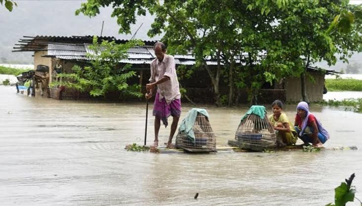 कोराना महामारी के समय आपदा की दोहरी मार झेल रहा असम, बाढ़ और भूस्खलन से 35 लाख लोग प्रभावित, लगभग 100 की मौत