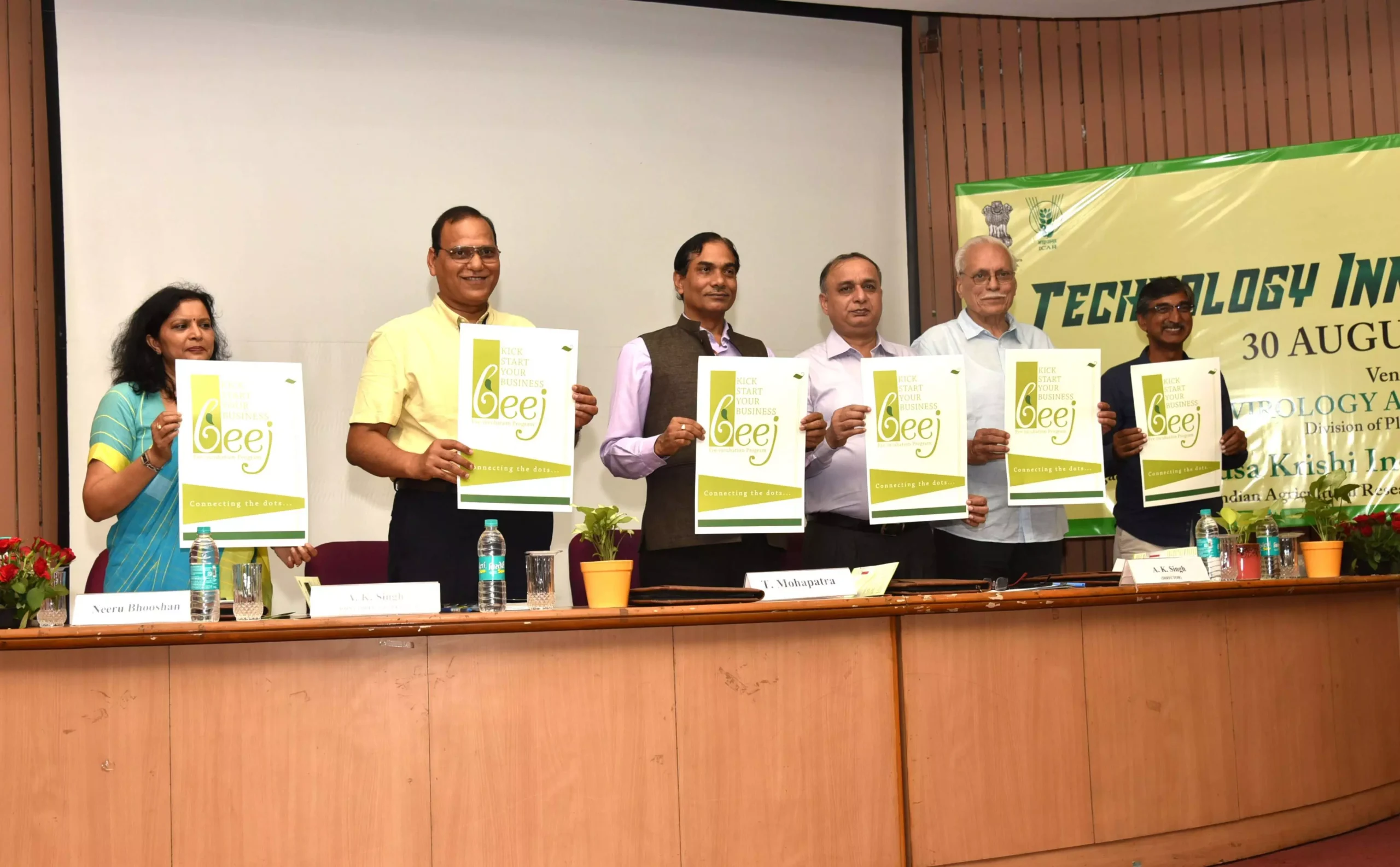 भारतीय कृषि अनुसंधान परिषद (आईसीएआर) के महानिदेशक त्रिलोचन महापात्रा ने बीज उत्पादक कम्पनियों को लाइसेंस जारी किया।