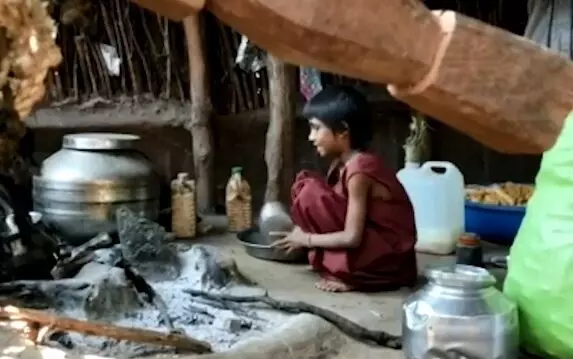 अपने घर का काम करती सात बरस की गंगा, जिनके माँ-बाप की मौत सिलिकोसिस से हो गई थी।