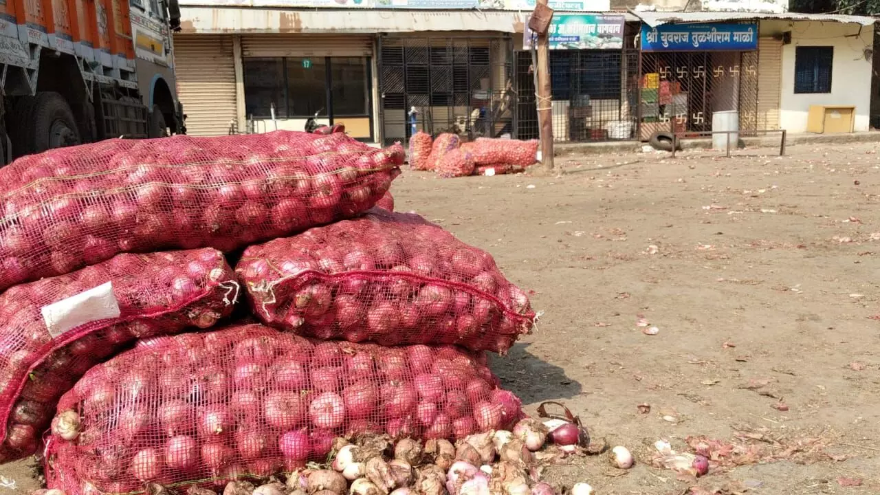 महाराष्ट्र के लातुर की एक मंडी में रखा प्याज