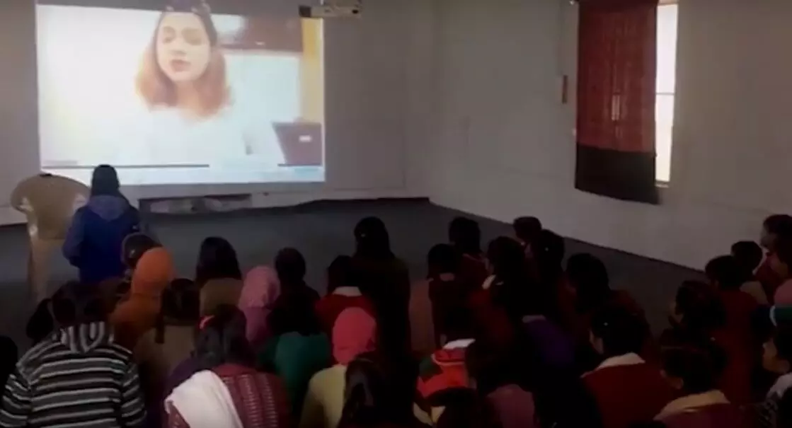 भारतीय ग्रामीण विद्यालय की ऑनलाइन क्लास में पढ़ते बच्चे। भारतीय ग्रामीण विद्यालय की ऑनलाइन क्लास में पढ़ते बच्चे।