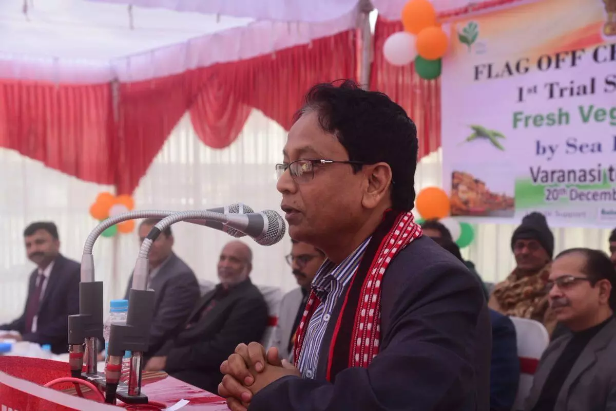 वाराणसी को कृषि निर्यात हब बनाने के तैयारियों को लेकर एक कार्यक्रम में संबोधित करते एपीडा के अधिकारी।