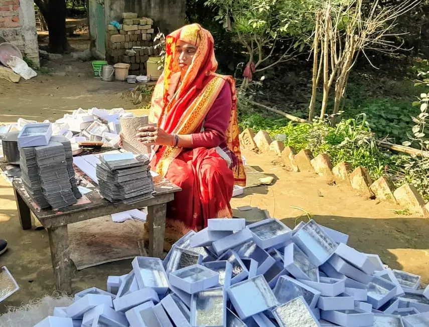 मिठाई के डिब्बे बनाने वाली किरण गुप्ता को बैंक वालों ने कर्ज और ब्याज का भय दिखाकर लोन देने से इनकार कर दिया। मिठाई के डिब्बे बनाने वाली किरण गुप्ता को बैंक वालों ने कर्ज और ब्याज का भय दिखाकर लोन देने से इनकार कर दिया।