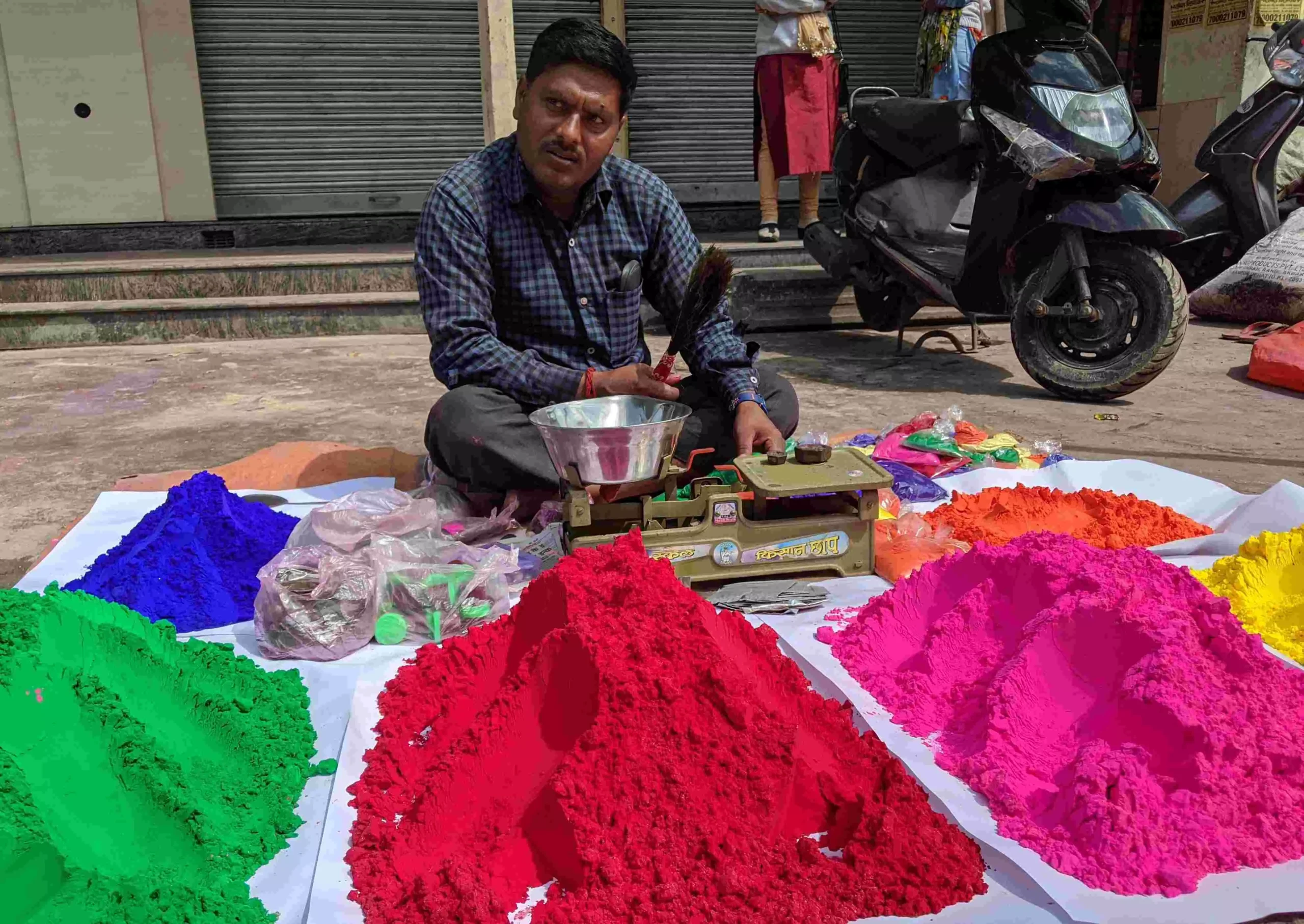 प्रतापगढ़ से अबीर-गुलाल लाकर लखनऊ बेचते हैं पप्पू गुप्ता।