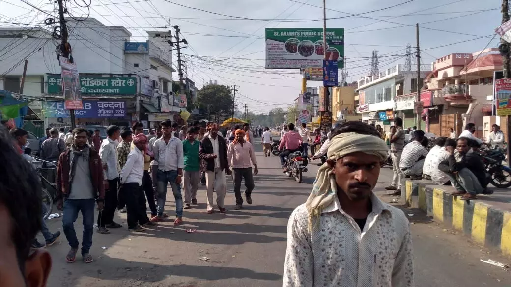 उत्तर प्रदेश की योगी सरकार लॉकडाउन की स्थिति में दिहाड़ी मजदूरों के बैंक खाते में भेज रही हज़ार रूपए की सहायता धनराशि । फोटो : गाँव कनेक्शन