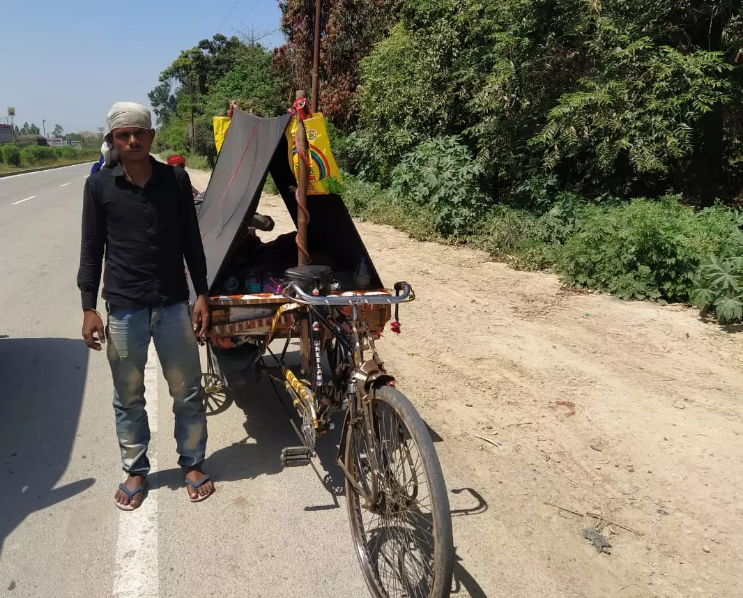 बलराम को इस विपत्ति की घड़ी में भी अपने बीवी-बच्चों का पूरा ख्याल है। इसलिए धूप-ठंड से बचाने के लिए उन्होंने अपने ठेले पर एक तंबू लगा रखा है। (फोटो- दया सागर / गांव कनेक्शन) बलराम को इस विपत्ति की घड़ी में भी अपने बीवी-बच्चों का पूरा ख्याल है। इसलिए धूप-ठंड से बचाने के लिए उन्होंने अपने ठेले पर एक तंबू लगा रखा है। (फोटो- दया सागर / गांव कनेक्शन)