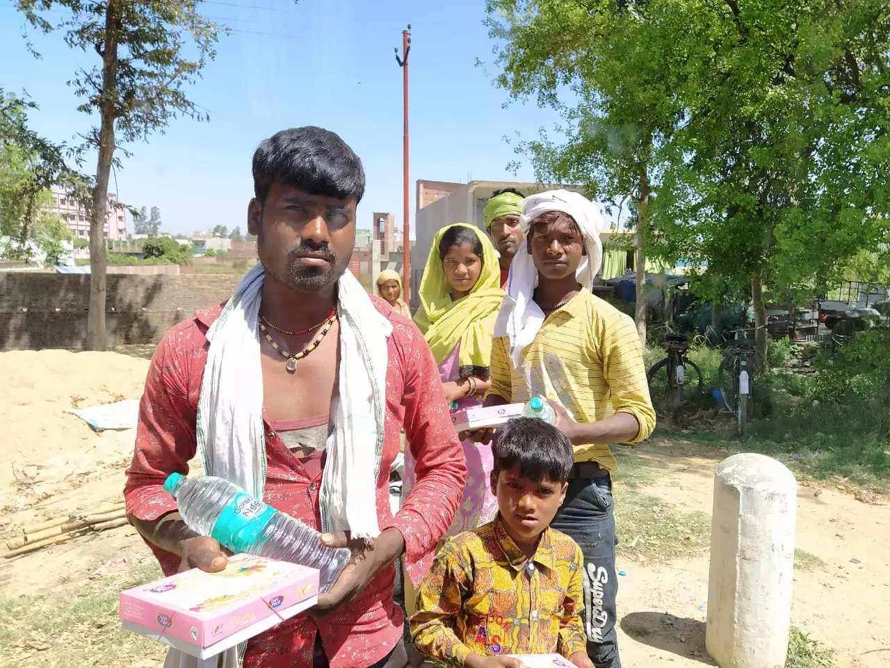 फुरकान और उनका परिवार। हाईवे पर उन्हें कहीं से खाना मिला है। भूख मिटाने के बाद उन्हें और 100 किलोमीटर का सफर पैदल पूरा करना है। (फोटो- दया सागर/ गांव कनेक्शन) फुरकान और उनका परिवार। हाईवे पर उन्हें कहीं से खाना मिला है। भूख मिटाने के बाद उन्हें और 100 किलोमीटर का सफर पैदल पूरा करना है। (फोटो- दया सागर/ गांव कनेक्शन)