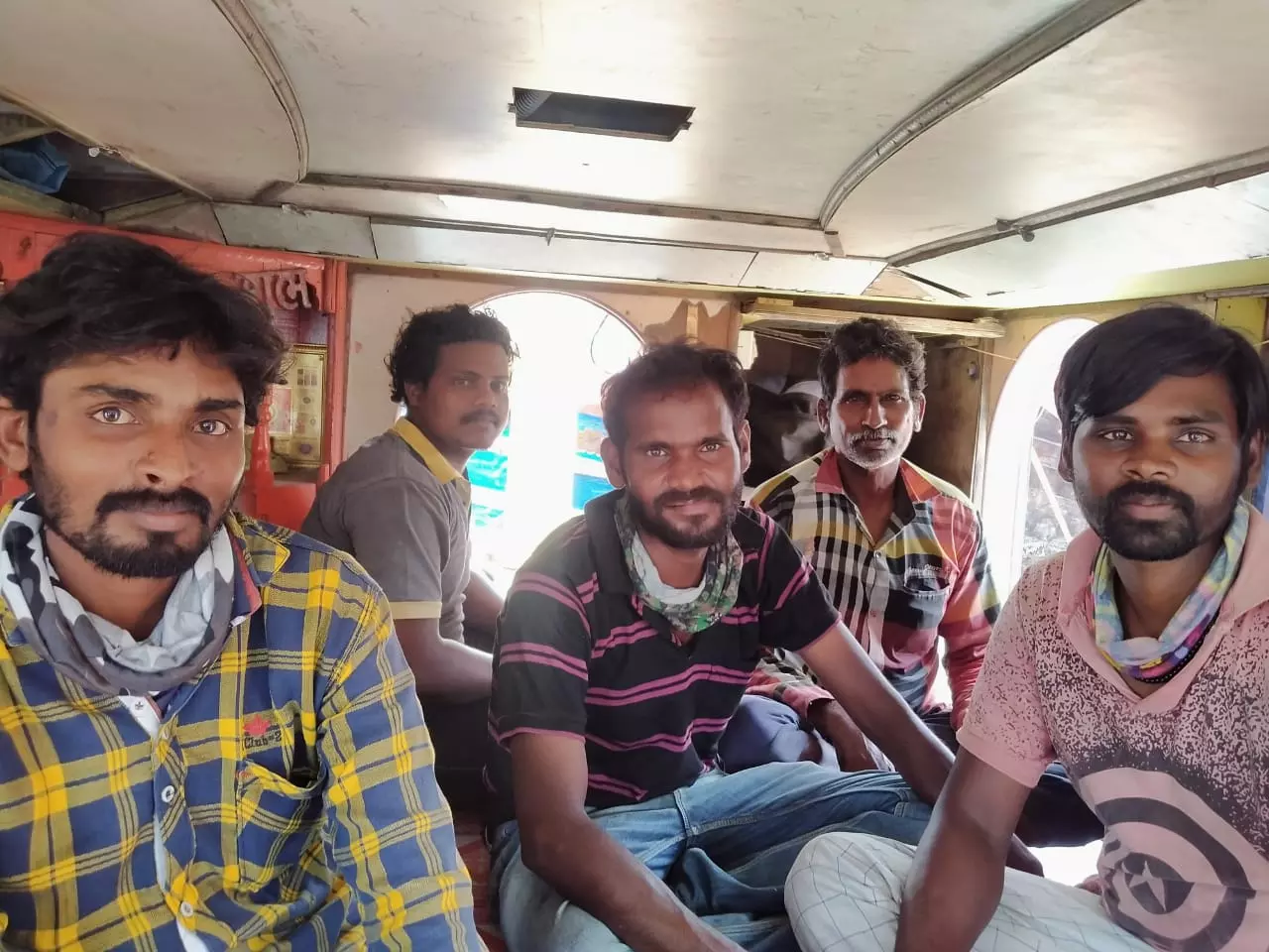 लॉकडाउन की वजह से कई मछुआरे अपनी नावों में फंसे हुए हैं। उनका आरोप है कि सरकार से उन्हें कोई मदद नहीं मिल रही है। लॉकडाउन की वजह से कई मछुआरे अपनी नावों में फंसे हुए हैं। उनका आरोप है कि सरकार से उन्हें कोई मदद नहीं मिल रही है।