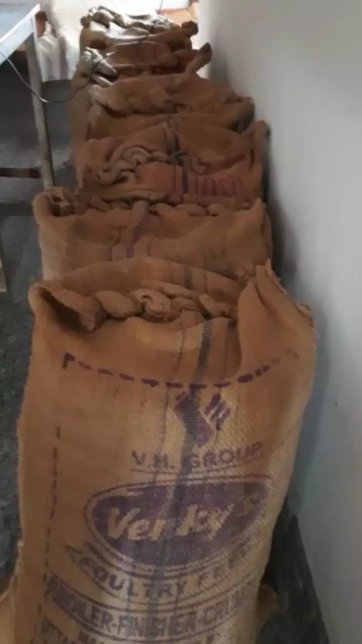 लॉकडाउन के कारण किसानों के घरों पर ही उनकी रबी की फसलें पड़ी हुई हैं। साभार: प्रदीप खुजा लॉकडाउन के कारण किसानों के घरों पर ही उनकी रबी की फसलें पड़ी हुई हैं। साभार: प्रदीप खुजा