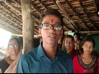 बिहार बोर्ड के सेकेंड टॉपर दुर्गेश अपने परिवार के साथ बिहार बोर्ड के सेकेंड टॉपर दुर्गेश अपने परिवार के साथ