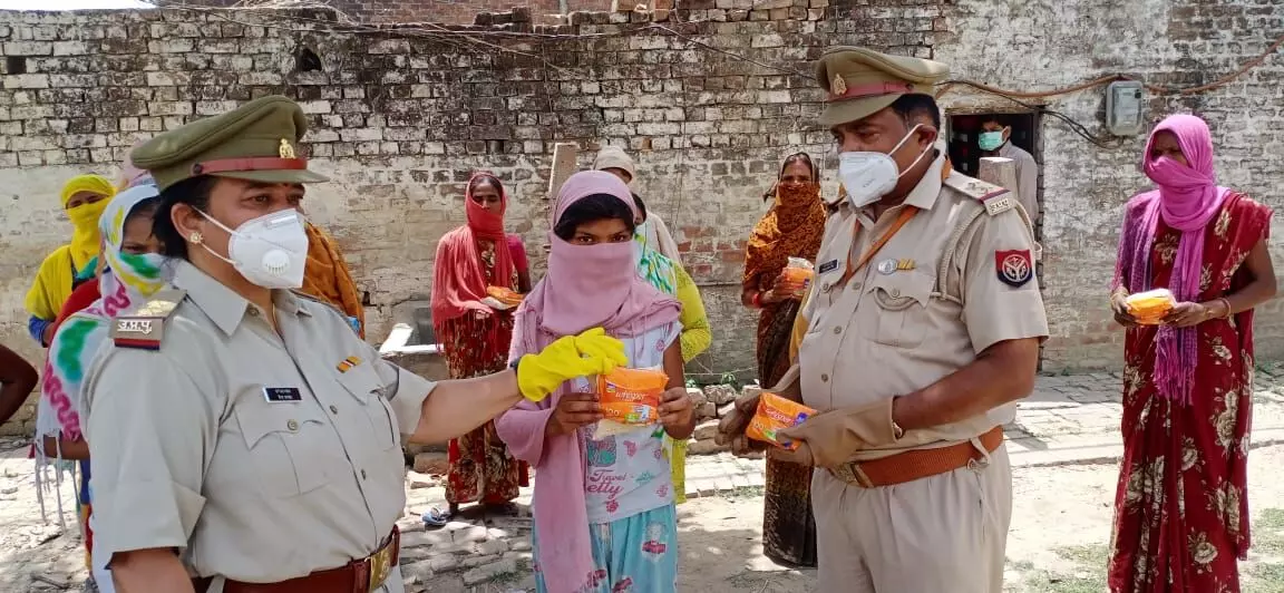सब इंस्पेक्टर अनूप मिश्रा उनकी पत्नी रीना पाण्डेय जरुरतमंदों तक पहुंचा रहीं सेनेटरी पैड.