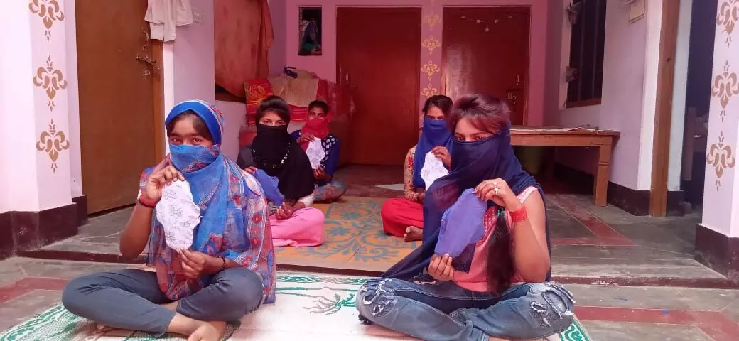 लॉकडाउन में इन लड़कियों ने सीख लिया कपड़े का सेनेटरी पैड बनाना.