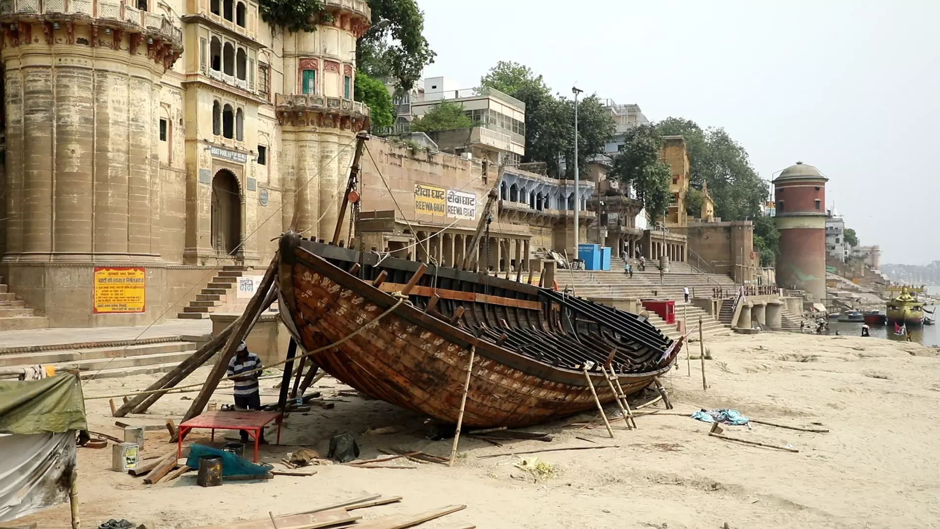 बनारस के अस्सी घाट पर नयी नाव बनाते नाविक।