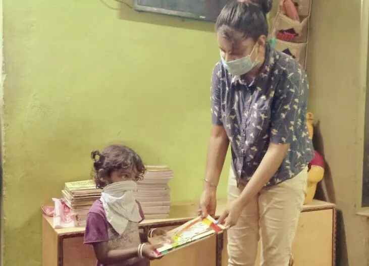 ये हैं सीमा वर्मा जिनकी इस मुहिम से सैकड़ों बच्चों को कॉपी-किताब मिल पा रही है.