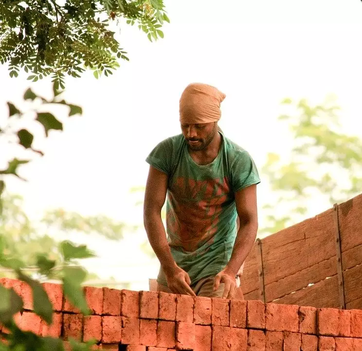 50 मिलियन निर्माण श्रमिकों में से लगभग 35 मिलियन केवल बीओसीडब्ल्यू अधिनियम के तहत पंजीकृत हैं. फोटो: पिक्साबे
50 मिलियन निर्माण श्रमिकों में से लगभग 35 मिलियन केवल बीओसीडब्ल्यू अधिनियम के तहत पंजीकृत हैं. फोटो: पिक्साबे