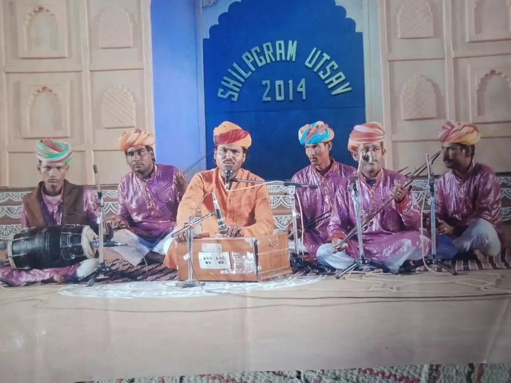 राजस्थान के एक समारोह में प्रदर्शन करते लक्ष्मण द्वारिका और अन्य. फोटो
राजस्थान के एक समारोह में प्रदर्शन करते लक्ष्मण द्वारिका और अन्य. फोटो