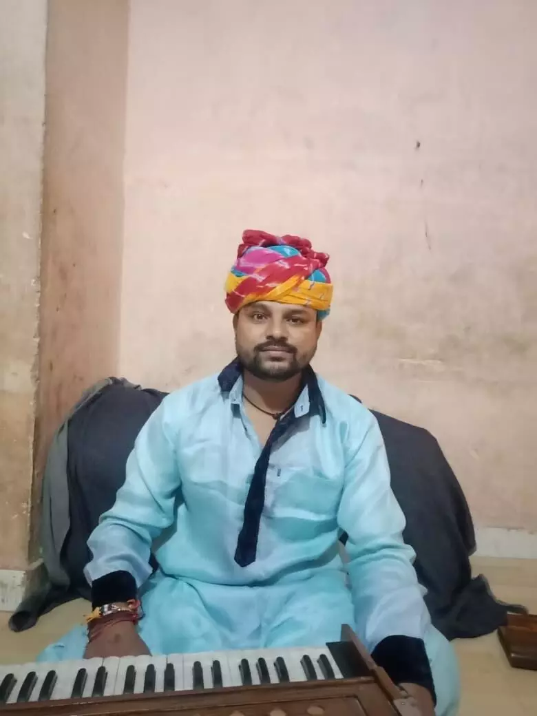 विजय राणा कहते हैं कि अगर लॉकडाउन जुलाई से लगा होता तो लोक कलाकारों की स्थिति उतनी बुरी नहीं होती जितनी अब है। विजय राणा कहते हैं कि अगर लॉकडाउन जुलाई से लगा होता तो लोक कलाकारों की स्थिति उतनी बुरी नहीं होती जितनी अब है।