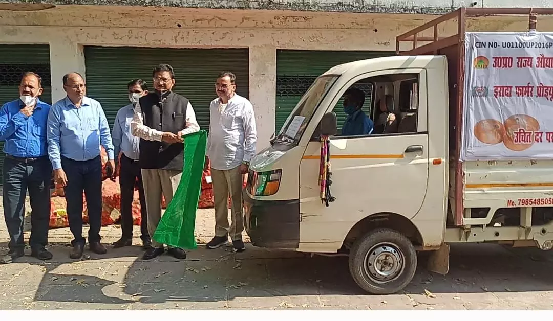 उत्तर प्रदेश राज्य औद्यानिक सहकारी विपणन संघ (हॉफेड) के प्रबंध निदेशक डॉ. आरके तोमर मोबाइल वैन की शुरूआत करते हुए, साथ में इरादा एफपीओ के सीईओ