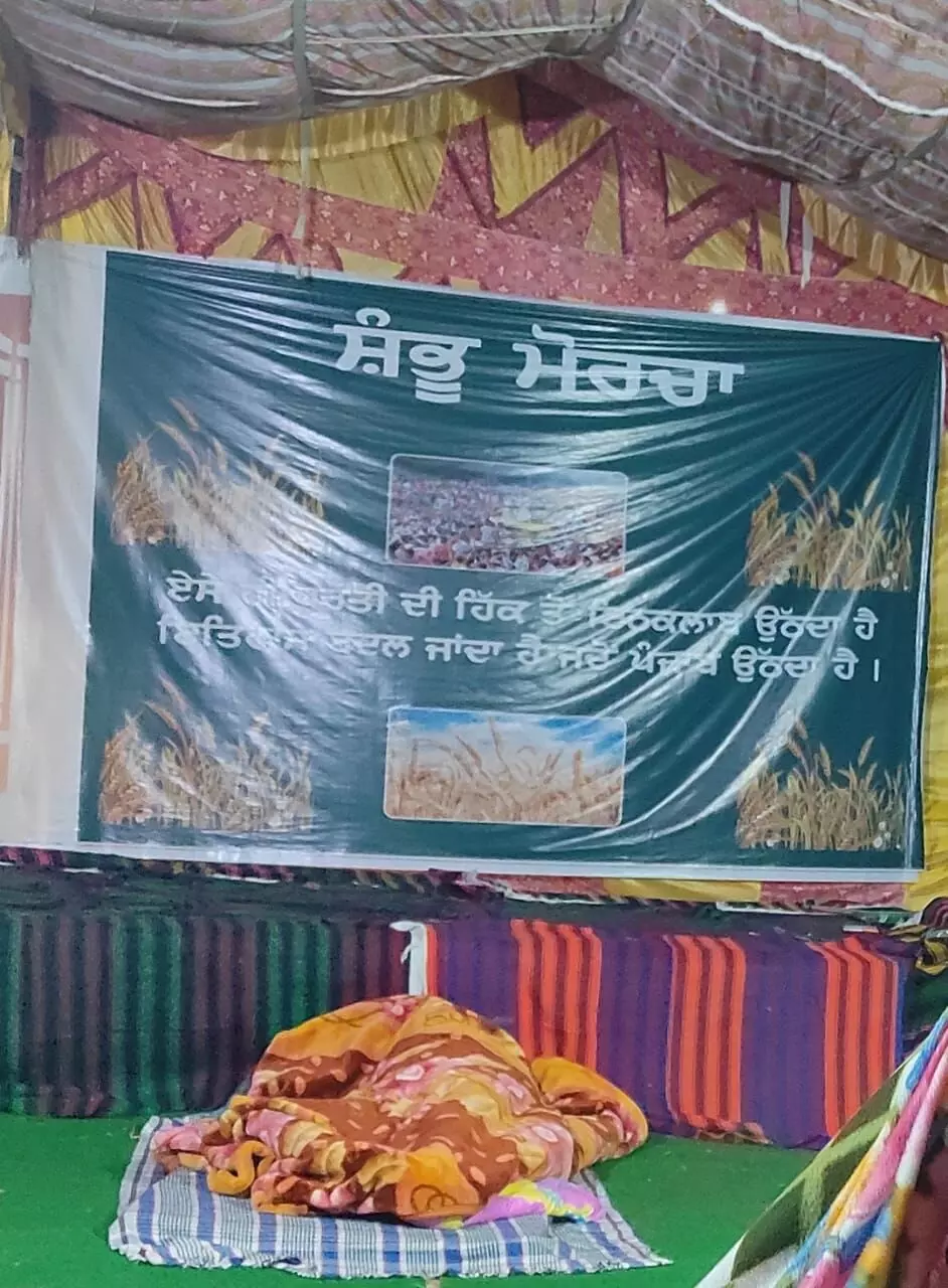 शम्भू बॉर्डर मोर्चे के मुख्य बैनर पर गुरूमुखी पंजाबी में लिखी दो लाइन की कविता (फोटो- दया सागर) शम्भू बॉर्डर मोर्चे के मुख्य बैनर पर गुरूमुखी पंजाबी में लिखी दो लाइन की कविता (फोटो- दया सागर)