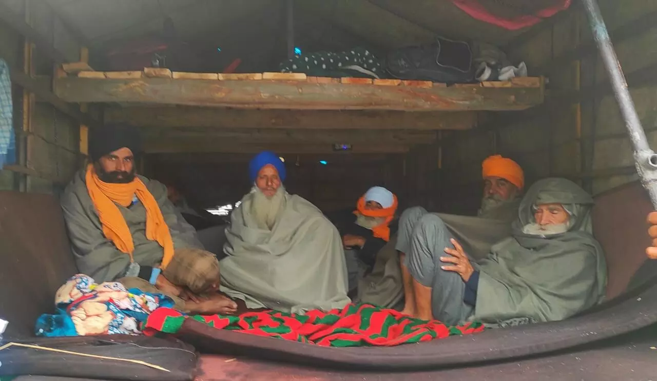 पाकिस्तानी सीमा से सटे जिले गुरदासपुर जिले से आए किसान। फोटो- दया सागर पाकिस्तानी सीमा से सटे जिले गुरदासपुर जिले से आए किसान। फोटो- दया सागर